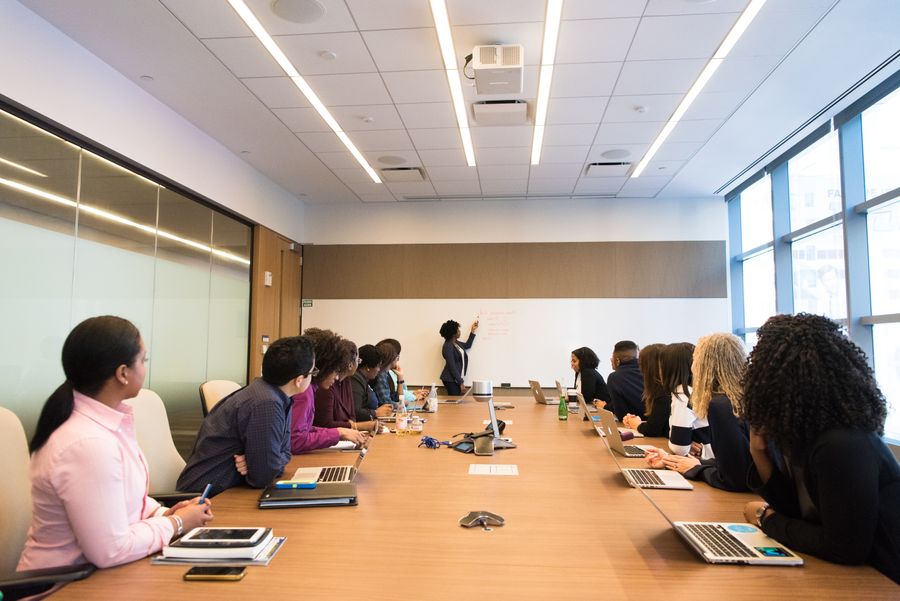 Jeunes ambassadeurs UNIVGA en session de travail sur ordinateur